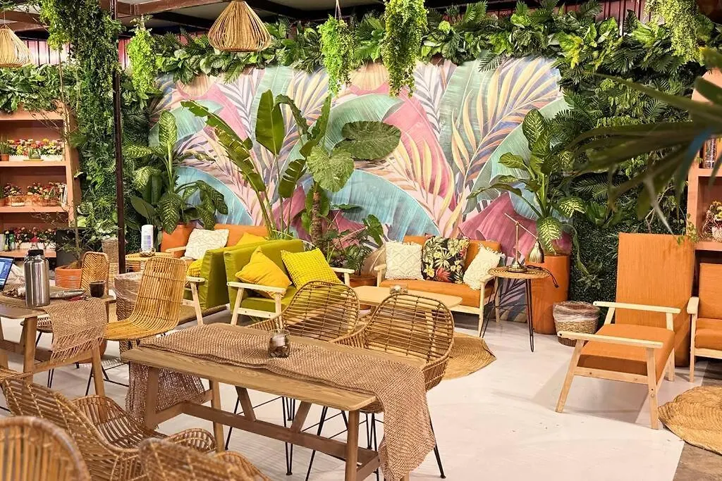 Bay Garden: Tropical Pool Villay Manila Apartment