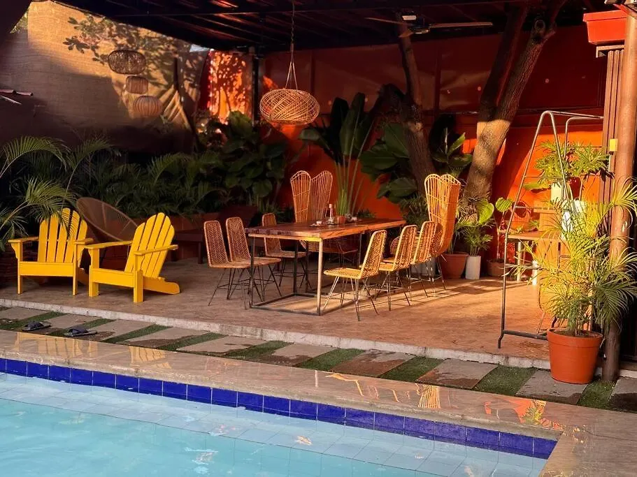 Bay Garden: Tropical Pool Villay Manila Apartment