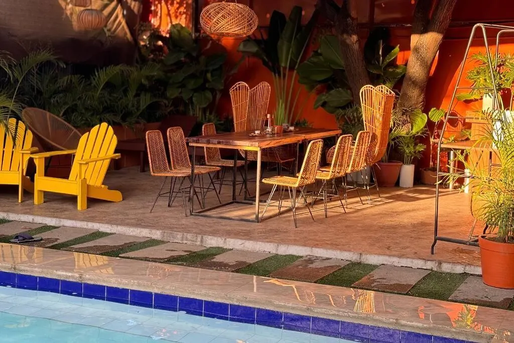 Bay Garden: Tropical Pool Villay Manila Apartment